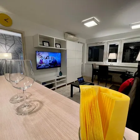 شقة Aircondition Orange 4 Metro 65'tv Fast Wifi Netflix Hbo Appletv وارسو