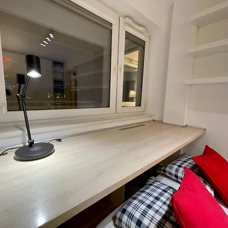 Aircondition Orange 4 Metro 65'tv Fast Wifi Netflix Hbo Appletv 公寓 华沙