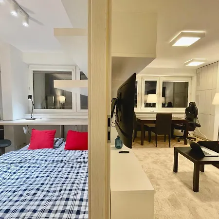 Aircondition Orange 4 Metro 65'tv Fast Wifi Netflix Hbo Appletv Apartman