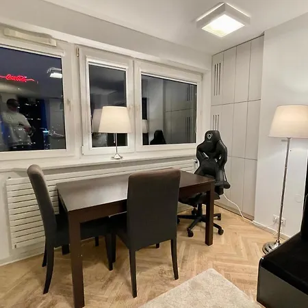 아파트 Aircondition Orange 4 Metro 65'tv Fast Wifi Netflix Hbo Appletv 바르샤바