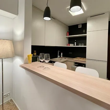 公寓 Aircondition Orange 4 Metro 65'tv Fast Wifi Netflix Hbo Appletv 华沙