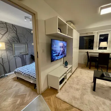 Aircondition Orange 4 Metro 65'tv Fast Wifi Netflix Hbo Appletv Apartman *