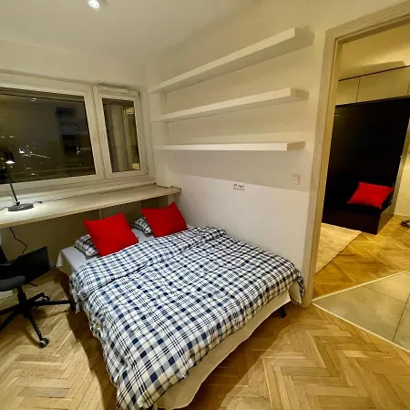 Apartman Aircondition Orange 4 Metro 65'tv Fast Wifi Netflix Hbo Appletv *