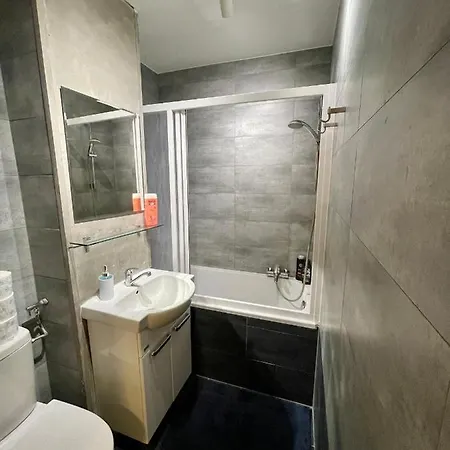 Aircondition Orange 4 Metro 65'tv Fast Wifi Netflix Hbo Appletv 公寓 华沙