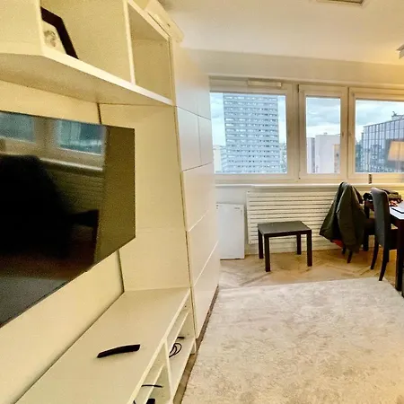 아파트 Aircondition Orange 4 Metro 65'tv Fast Wifi Netflix Hbo Appletv *