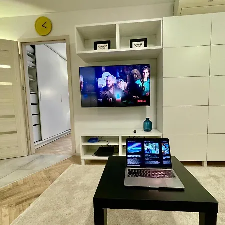 Aircondition Orange 4 Metro 65'tv Fast Wifi Netflix Hbo Appletv Warsaw
