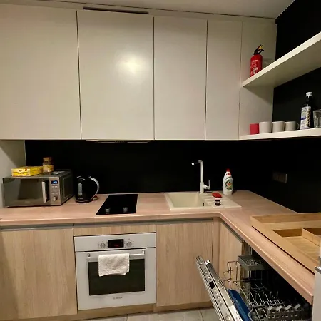 Aircondition Orange 4 Metro 65'tv Fast Wifi Netflix Hbo Appletv