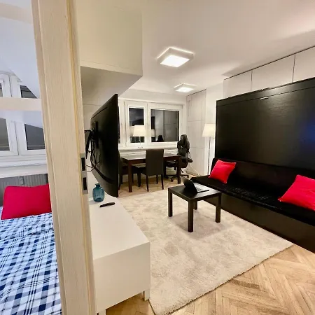 Aircondition Orange 4 Metro 65'tv Fast Wifi Netflix Hbo Appletv Apartman *