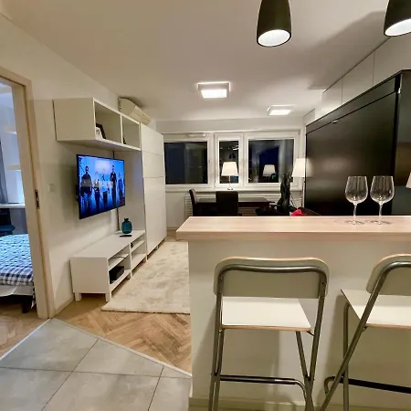 Aircondition Orange 4 Metro 65'tv Fast Wifi Netflix Hbo Appletv *