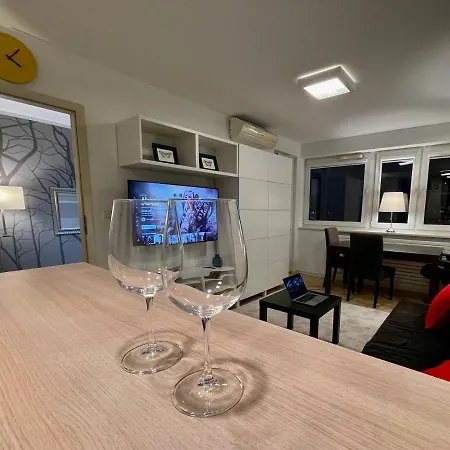 Aircondition Orange 4 Metro 65'tv Fast Wifi Netflix Hbo Appletv 华沙