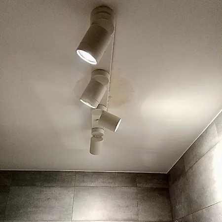 Aircondition Orange 4 Metro 65'tv Fast Wifi Netflix Hbo Appletv * 华沙