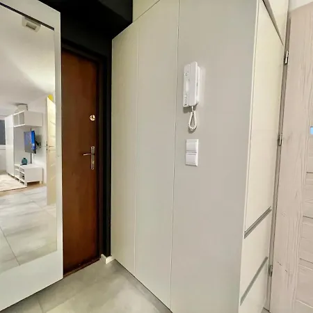 아파트 Aircondition Orange 4 Metro 65'tv Fast Wifi Netflix Hbo Appletv 바르샤바