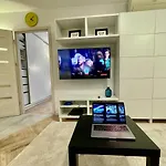 Aircondition Orange 4 Metro 65'tv Fast Wifi Netflix Hbo Appletv ורשה