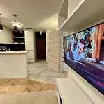 Aircondition Orange 4 Metro 65'tv Fast Wifi Netflix Hbo Appletv דירה ורשה