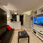 Aircondition Orange 4 Metro 65'tv Fast Wifi Netflix Hbo Appletv דירה ורשה